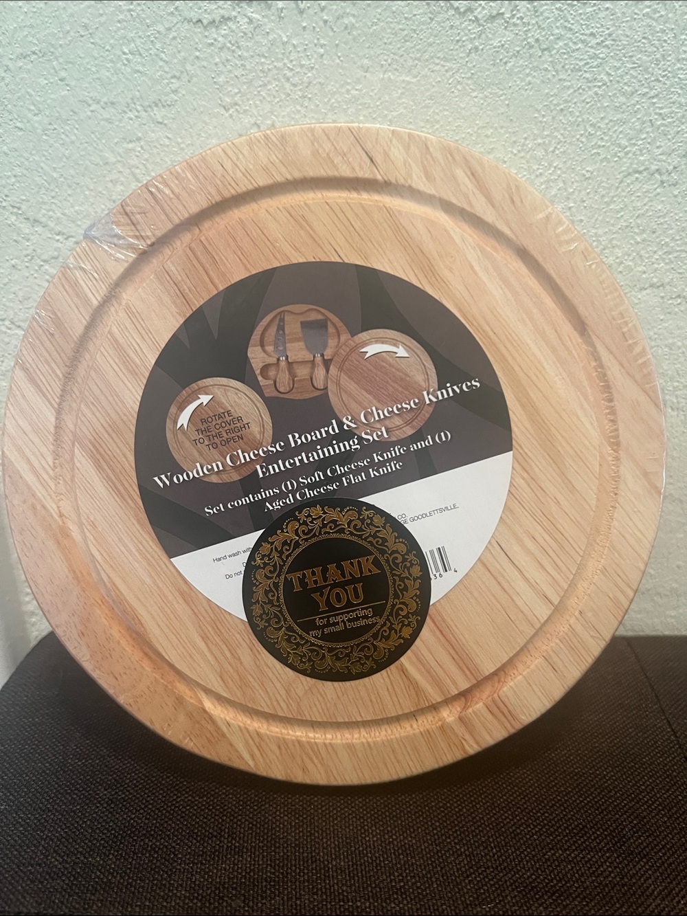 #2464**Round Wooden Cheese & Serving Board/ Light Wood & Set Cheese Knives